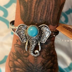 Silver and terquoise stone elephant bracelet , super cute, new